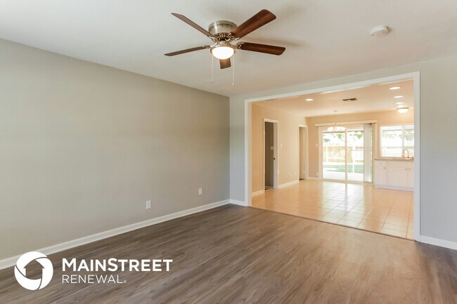 Foto del edificio - 6831 Blue Lake Dr