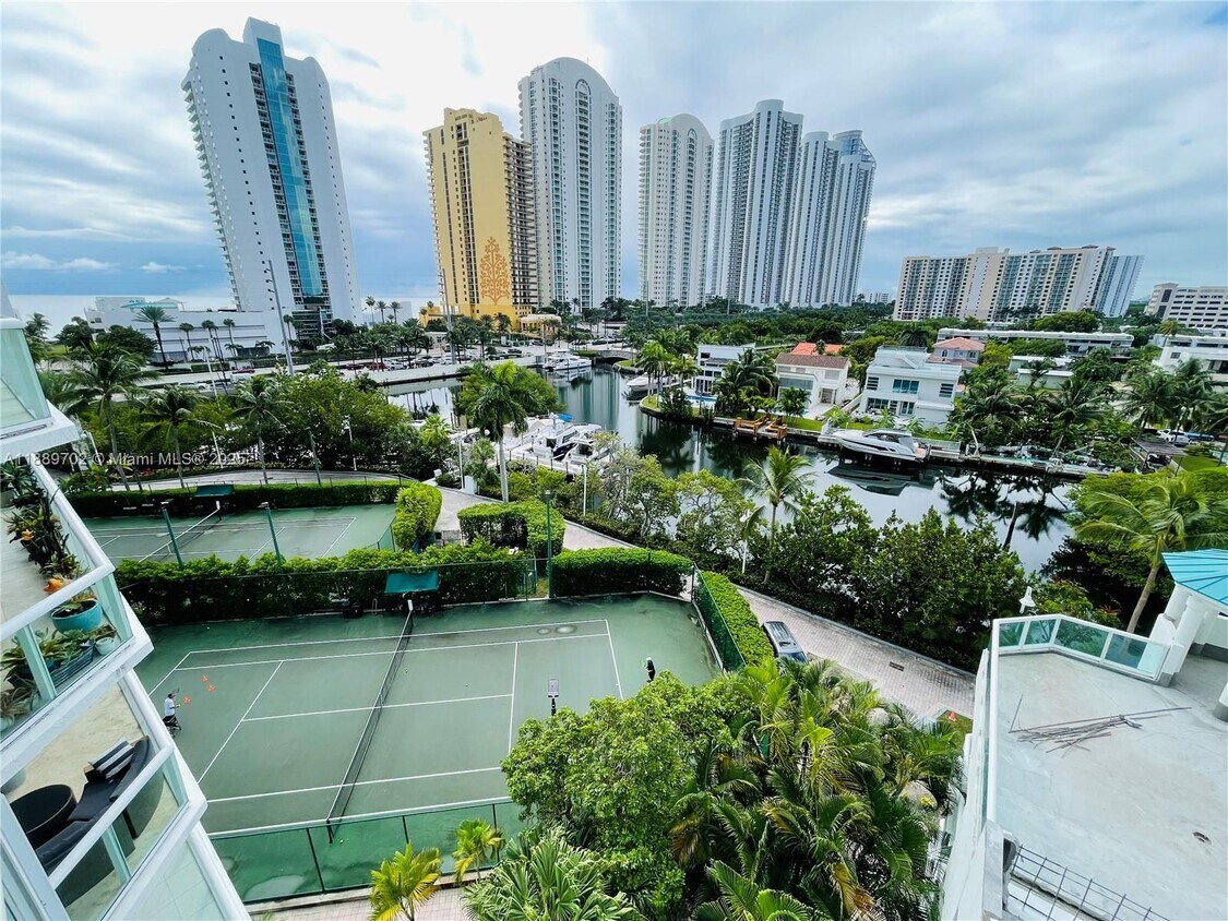 Foto principal - 16400 Collins Ave