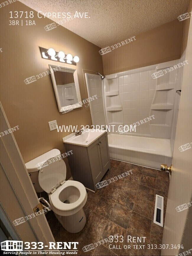 Foto del edificio - 13718 Cypress Ave