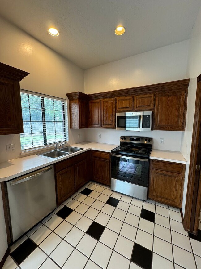 Building Photo - 3 bed plus flex room, 2 and 1/2 baths 2 ca...