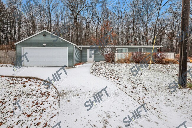 Building Photo - 8735 Brower Lake - Beautiful Home