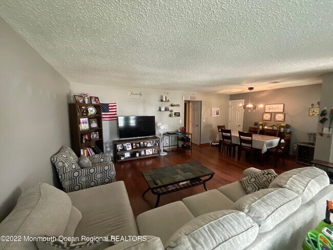 Foto del edificio - 55 Lily Ln
