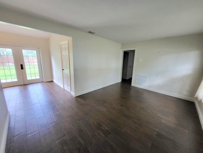 Building Photo - 588 Charles Dr