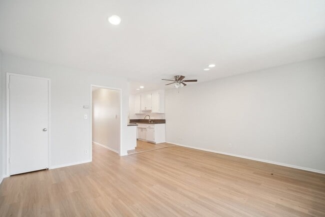 Interior Photo - 18411 Vincennes Street