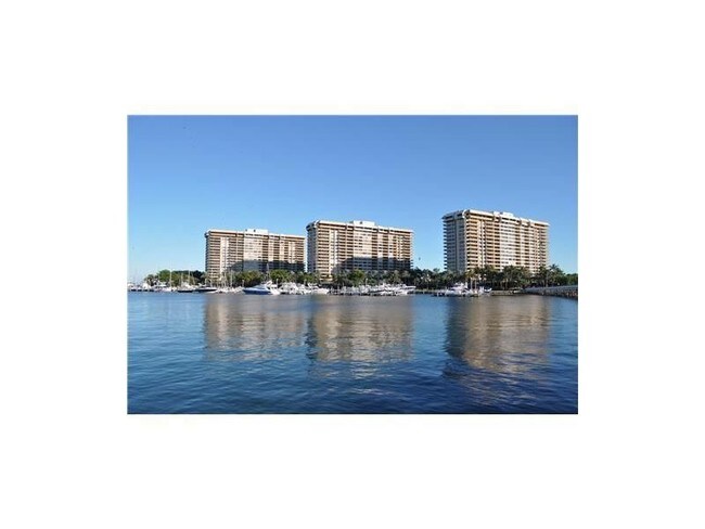 Foto del edificio - 2 Grove Isle Dr