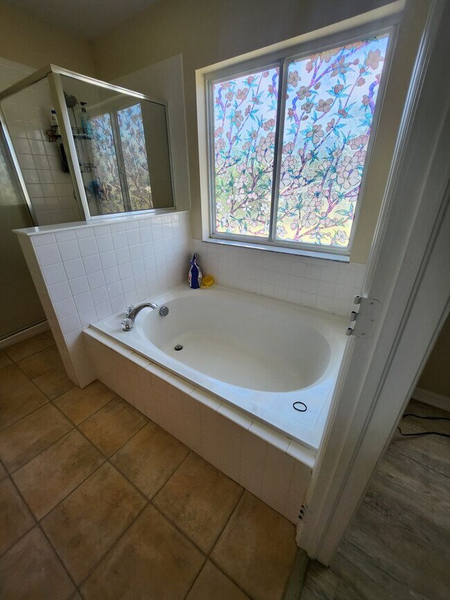 Foto del edificio - RARE FIND! Beautiful 3 bed 2 Bath 2 Car garage - Includes ALL the Bells & Whistles! Must See!
