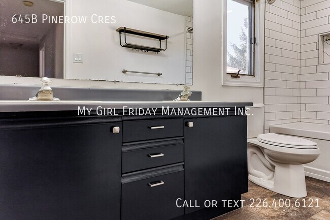 Photo du bâtiment - Stunning Townhome Available Immediately!