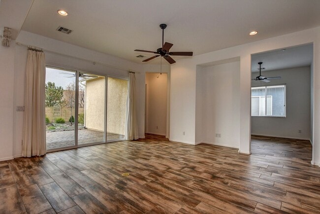 Building Photo - Beautiful 2 Bedroom with Den in Quailwood!