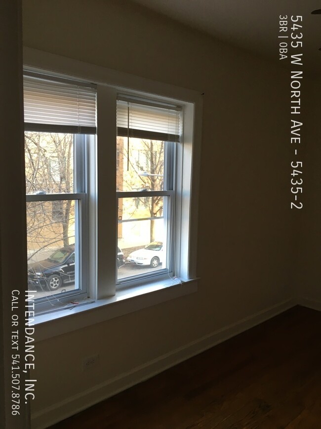 Building Photo - Spacious 3-Bedroom Apartment Available Now