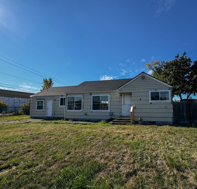 Newer Remodeled 2 Bed, 1.5 Bath – Private & Tucked Away Gem - Newer Remodeled 2 Bed, 1.5 Bath – Private & Tucked Away Gem House