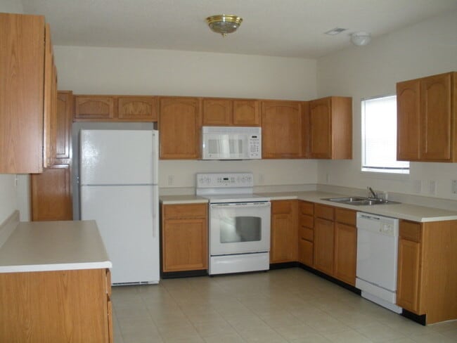 Building Photo - Avon - 3 BR home with main floor master