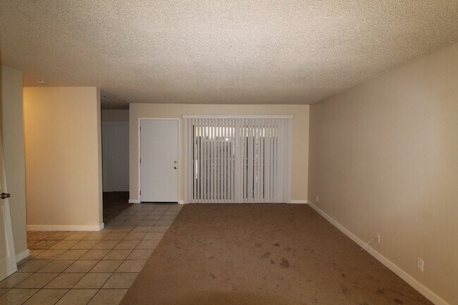 Foto del edificio - Concord 3 bedroom 2 bath condo updated bat...
