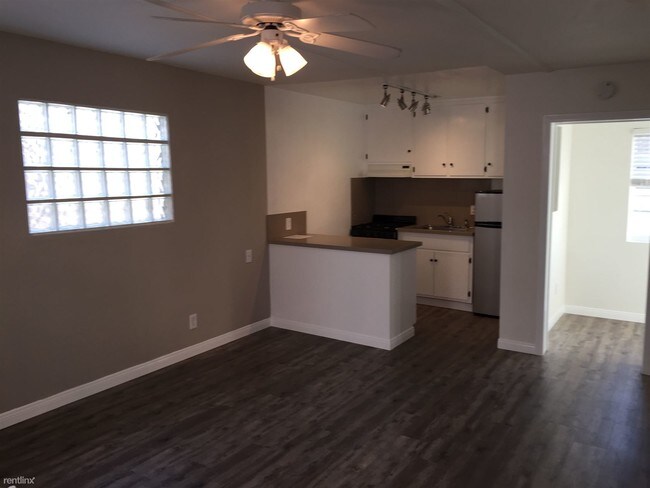 Foto del edificio - 713 1/2 Jasmine Ave