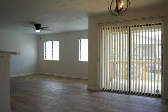 Foto del edificio - 2 Bedroom 2 1/2 bath in the Lakes Townhome Community! Complete Remodel!