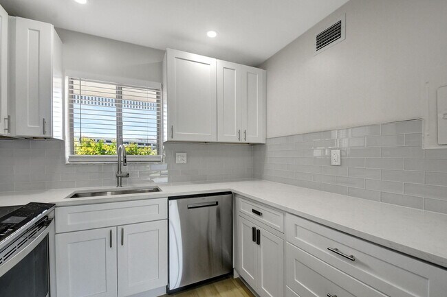 Foto del edificio - 300 Waterway Dr S