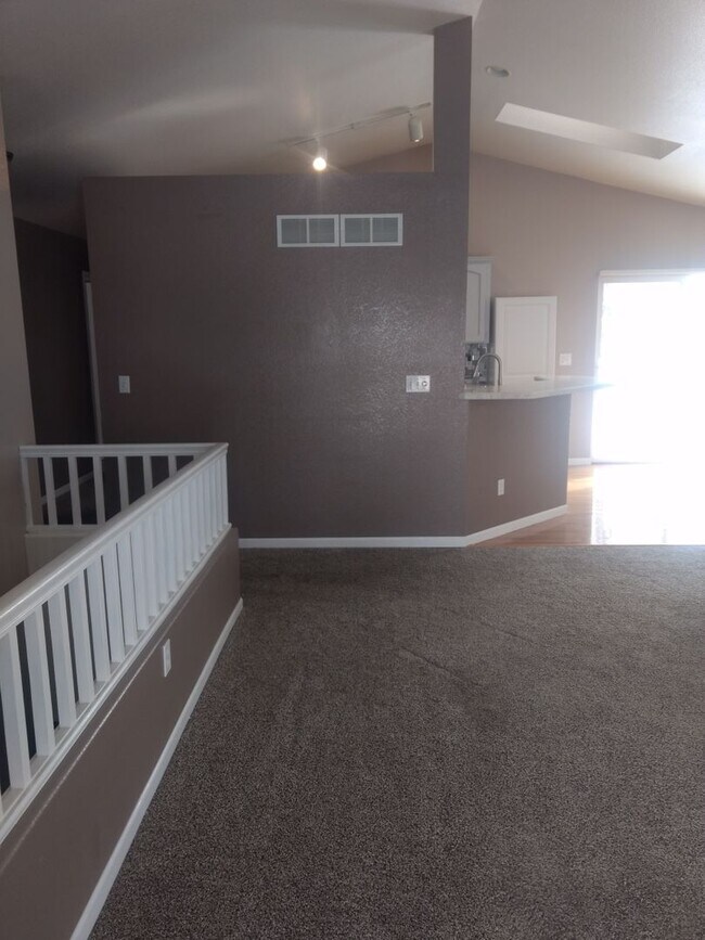 Foto del edificio - BEAUTIFUL 5 BED/3 BATH Loveland Ranch with Finished Basement