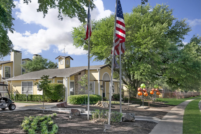 Foto del edificio - THE FALLS & OAKS