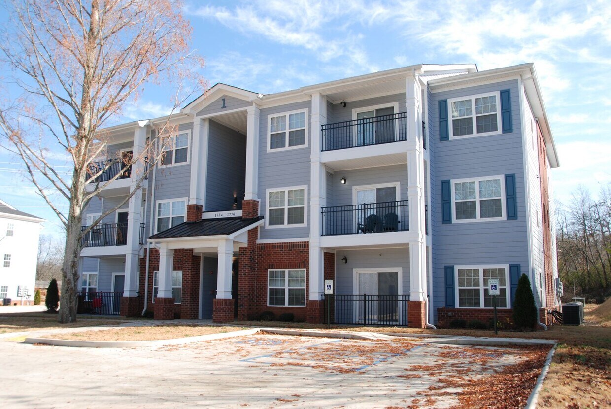 Foto principal - 1760 Greenwood Ave NE