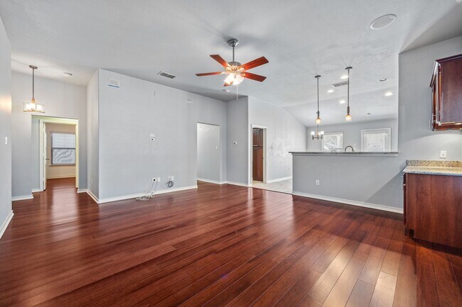 Building Photo - 3 Bedroom, 2 bath, 2 car garage ready to l...