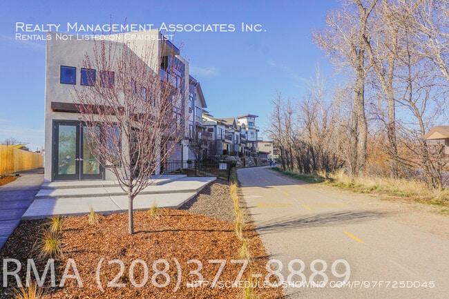Building Photo - One of a Kind One Bedroom Condo on the Boi...