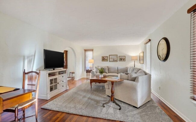 Building Photo - Fabulous 4 bedroom! York Suburban school d...