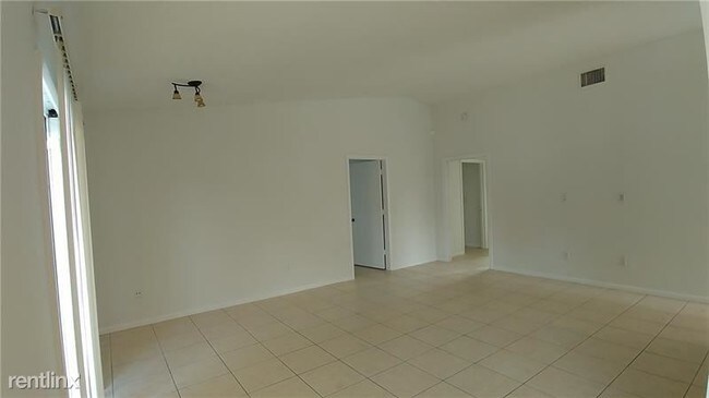Foto del edificio - 3 br, 2 bath House - 7472 San Castle Blvd
