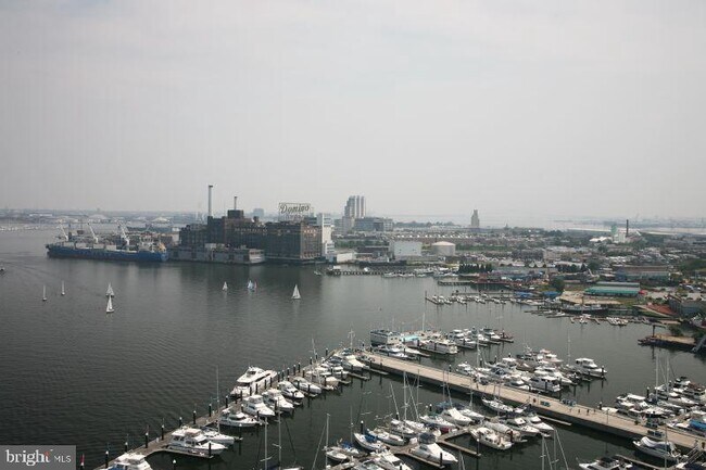 Foto del edificio - 100 Harborview Dr
