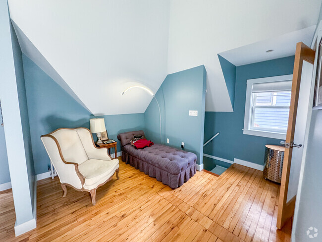 Building Photo - 3 Howland St