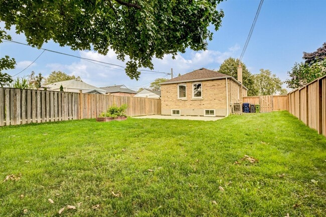 Building Photo - 33 Mendip Cres