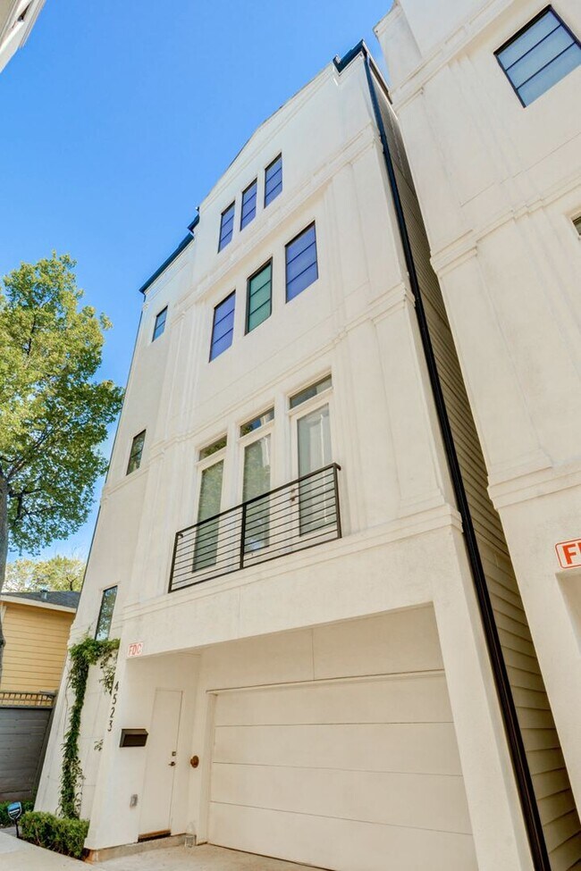 Foto del edificio - New construction, 4 story home with 3 beds...
