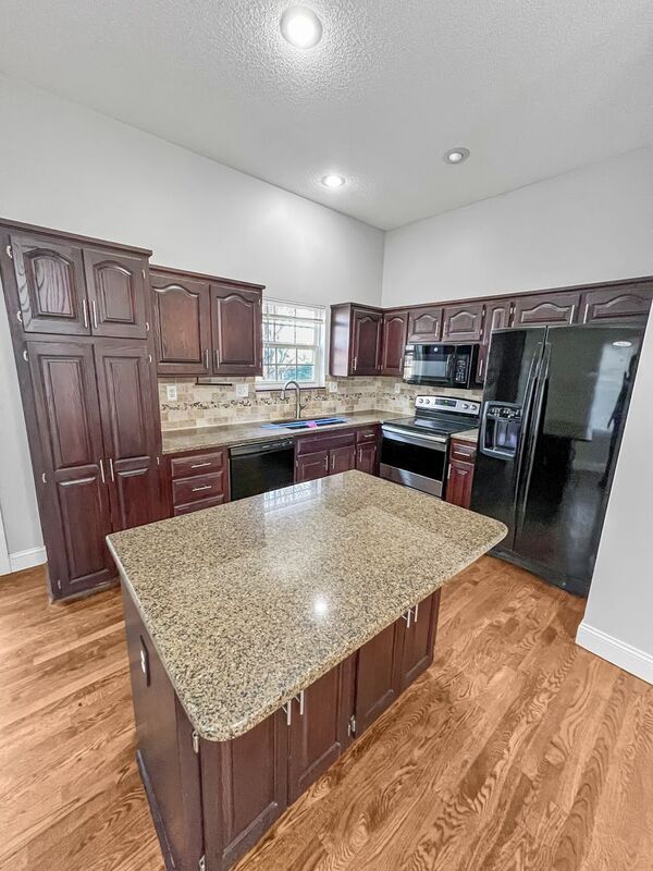 Building Photo - 5201 Lakecrest Dr