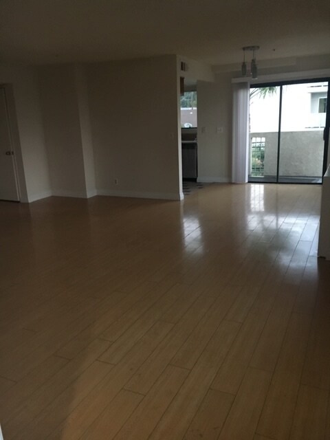 Dining area . - 7158 Hawthorn Ave
