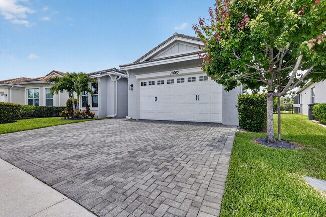 Foto del edificio - 15660 Goldfinch Cir