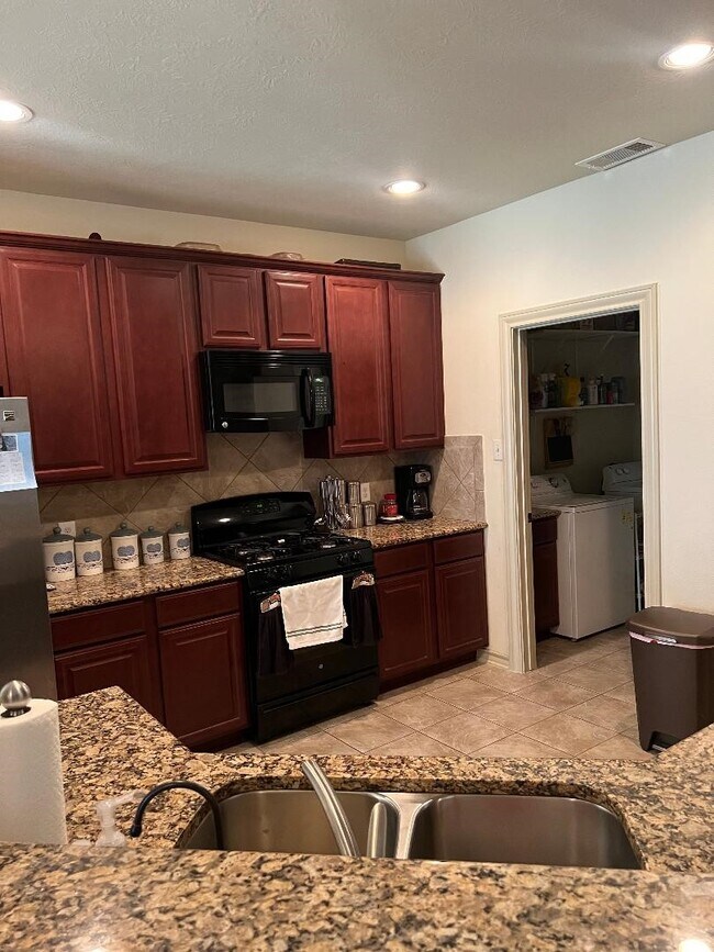 Foto del edificio - 3419 Selene Dr