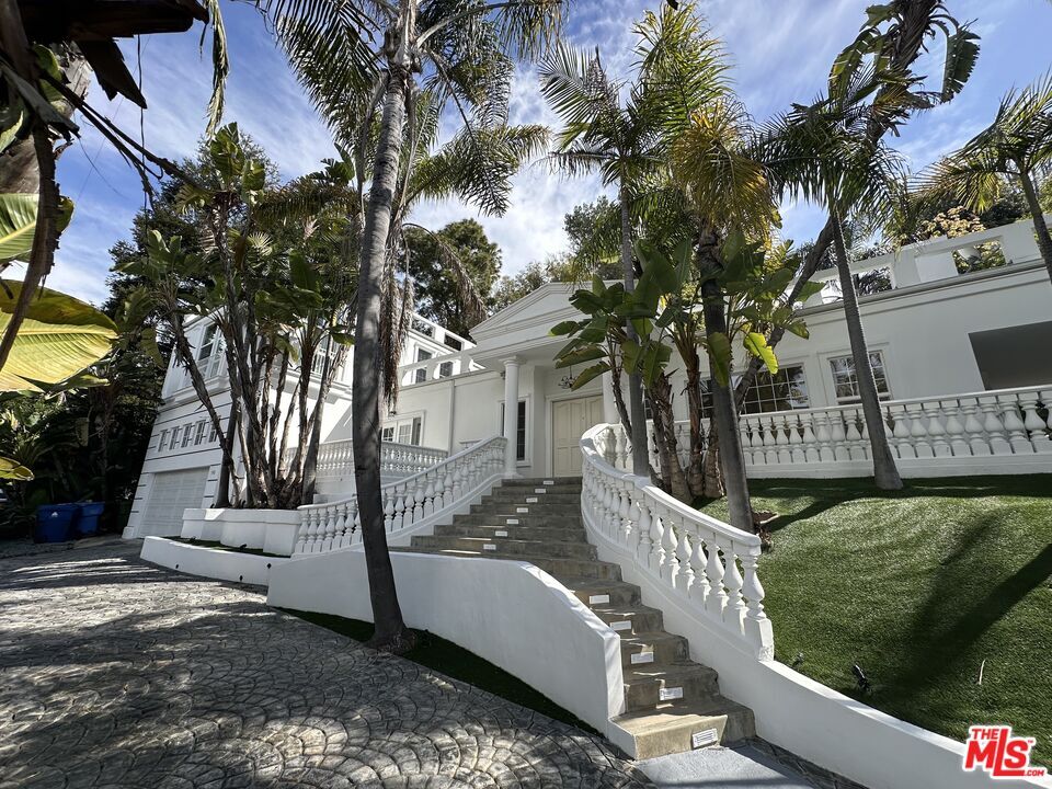 Foto principal - 350 N Bundy Dr