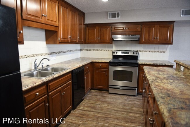 Building Photo - 3 br, 2 bath House - 4 South Walnut #6