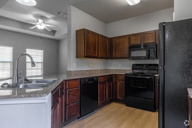 2BR, 1BA - 900SF - Kitchen - Silverleaf at Chandler