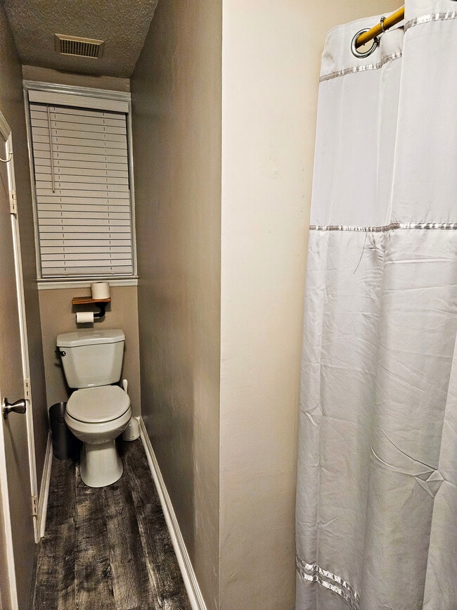 upstairs bathroom - 642 Tyler Run Dr