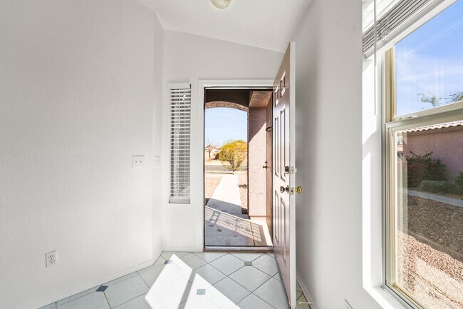 Foto del edificio - Prime Surprise Location | 3 Bed, Low-Maintenance Yard + Amenities