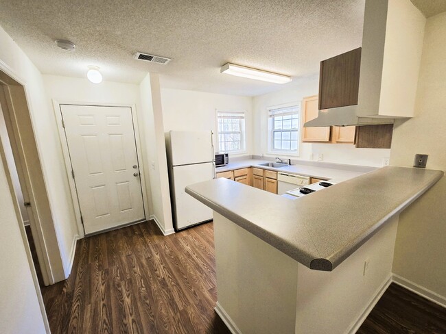 Building Photo - "Spacious 1391 Sq Ft Condo in Raleigh's Pr...