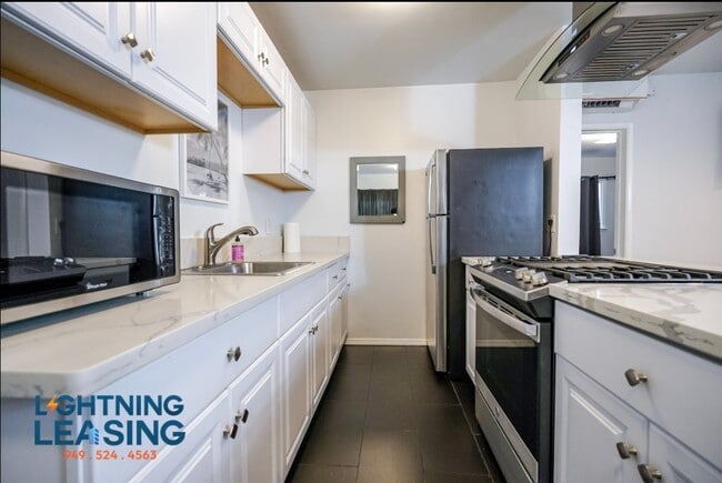 Building Photo - 242 3rd Ave