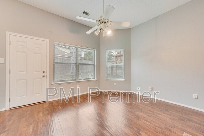 Foto del edificio - 1220 Royal Crescent Dr