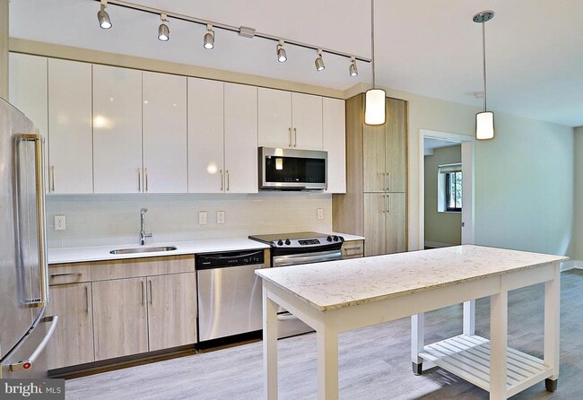 Building Photo - 145 Riverhaven Dr