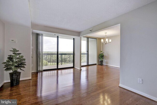 Foto del edificio - 7401 Westlake Terrace