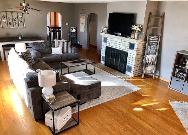 Building Photo - Spacious 5 Bedroom Home Perfectly Located ...