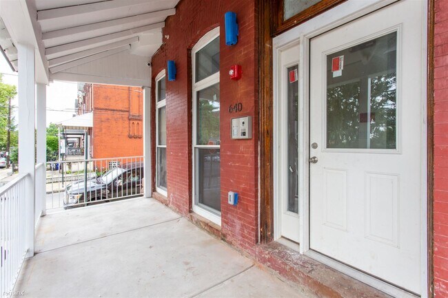 Building Photo - 2 br, 1 bath 4plex - 640 N 32ND ST Unit 1R