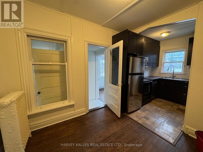 Building Photo - 678 Huron St