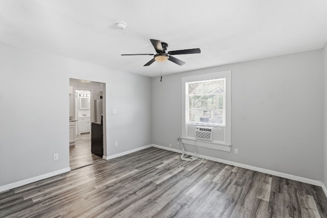 Building Photo - 851 S Millwood Ave