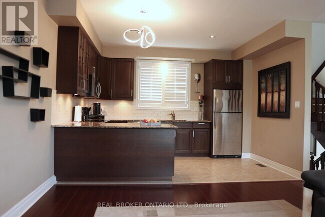 Photo du bâtiment - 215 16th Ave