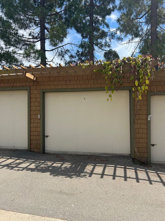 Building Photo - Sunny Soquel Townhouse - One mile to New B...